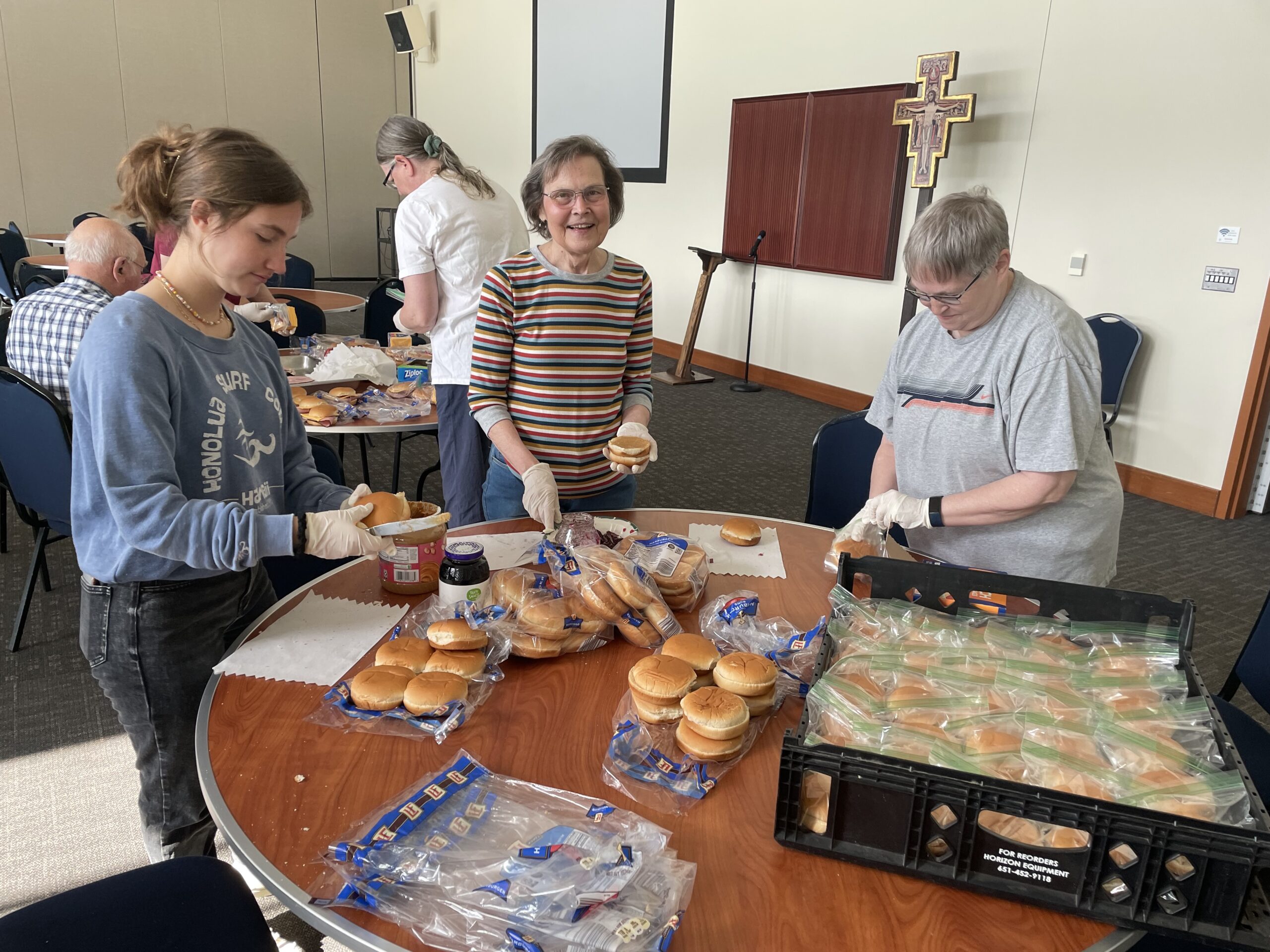 photo 2 – horizontal – BBL HF bag lunch volunteers