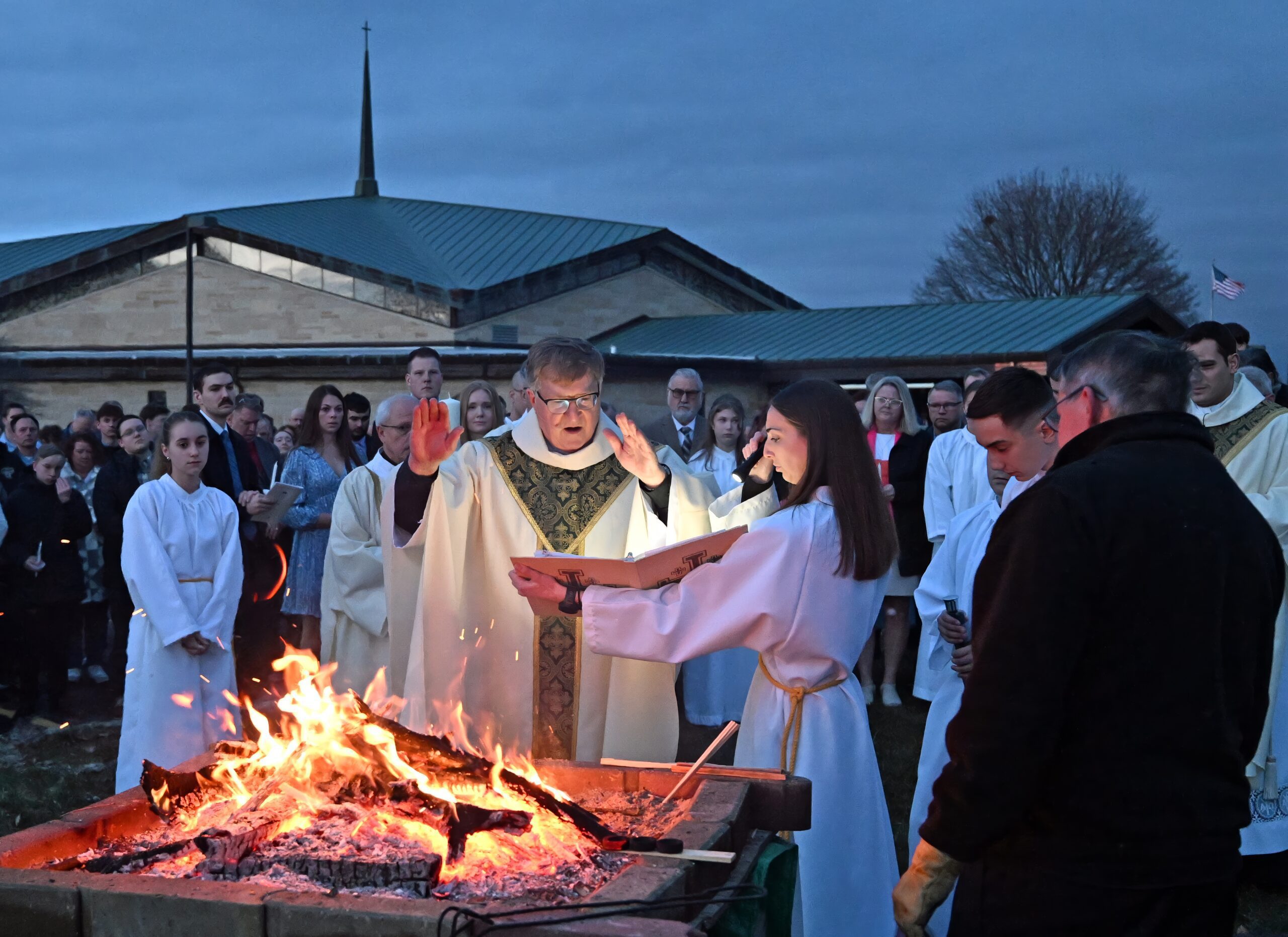 2024 03 30 – St Dom Easter Vigil 5153aa